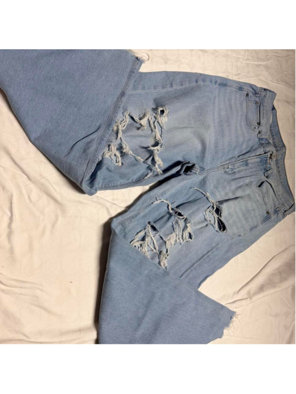 American Eagle Outfitters blue jeans with ripped details #distressed #denim
Has